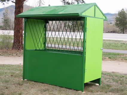 photo showing the side view of 4 horse feeder