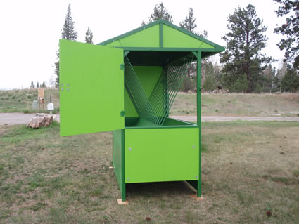 picture showing the end view of the 4 horse feeder where the hay is loaded in.