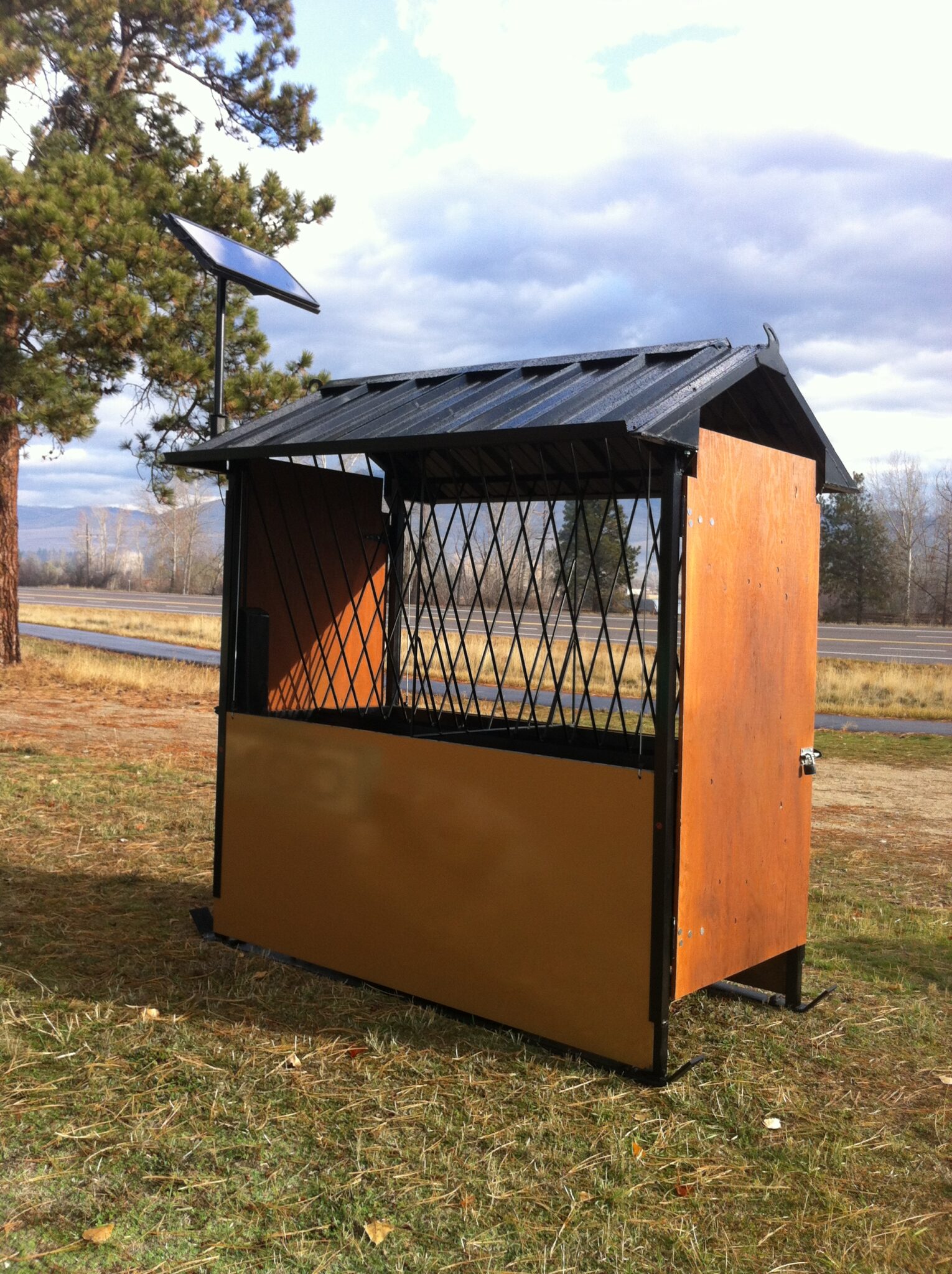 Automatic horse feeders for feeding hay